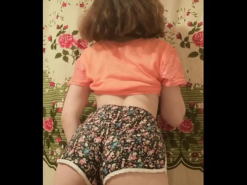 ❤️ Dhallaan yar oo sexy ah oo iska siibaysa surwaalka gaaban ee kamarada Galmo  ❌❤